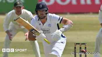 Fuller guides Hampshire to 300 at Warwickshire