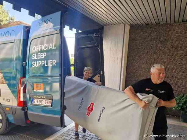 Dirk (68) en Carine (68) waken over de nachtrust van de renners van Alpecin-Deceuninck: “Dat sleuren met matrassen zien we niet als werk, het is onze hobby”
