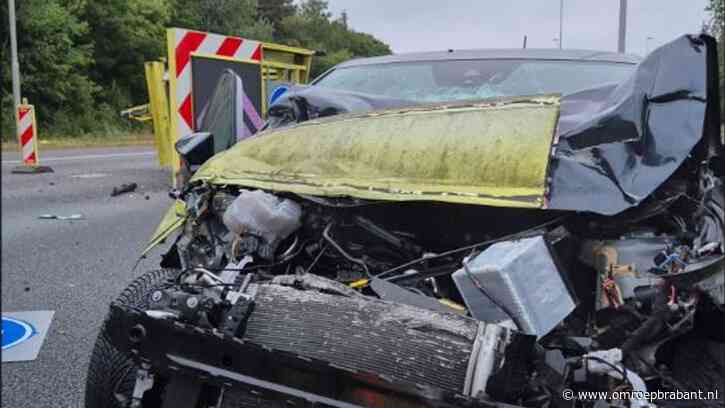 Opnieuw botst auto op een pijlwagen, nu is het raak op de A58