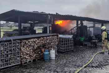 “Vlammen waren metershoog zichtbaar”: brandweer rukt massaal uit voor uitslaande brand in loods