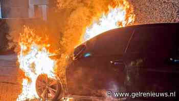 Auto in lichterlaaie, politie onderzoekt oorzaak