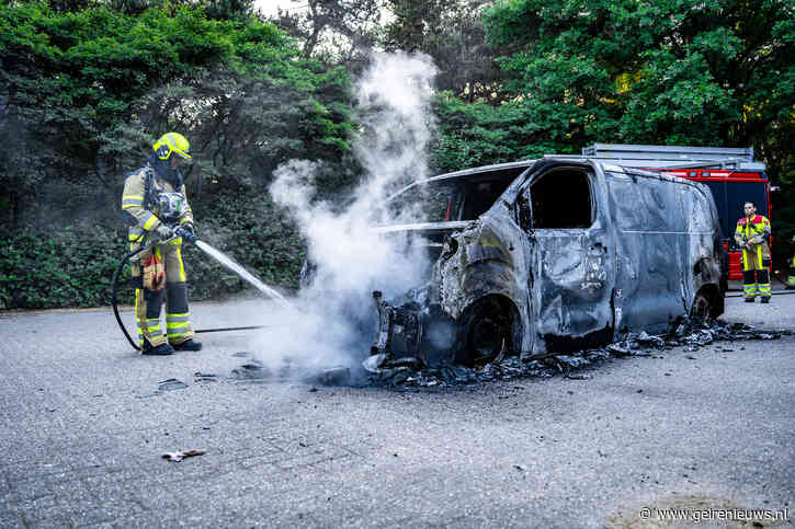 Uitgebrande bestelbus aangetroffen op afgelegen parkeerplaats