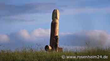 Dieser XXL-Holzpenis steht jetzt vor einem Kinderwunschzentrum in Niederbayern