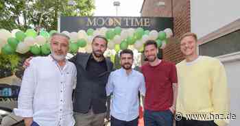 Moon Time bei Germania Grasdorf: Hannover-96-Spieler Halstenberg bei Eröffnung