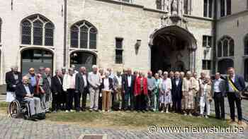 Jubilarissen in de bloemetjes gezet op Mechels stadhuis: zestien echtparen vieren samen 895 jaar huwelijksgeluk