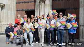 Pridevlag wappert op Mechelse Sint-Romboutstoren: “Kiezen voor liefde, en niet voor haat”