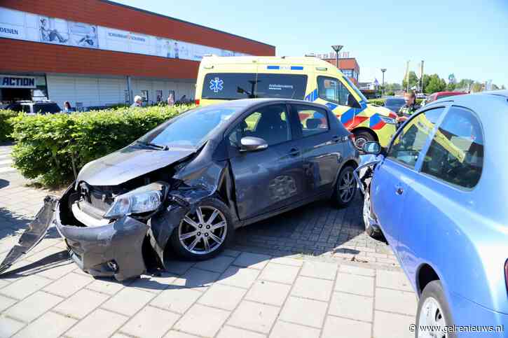 Vrouw naar ziekenhuis na botsing met drie auto’s op parkeerterrein