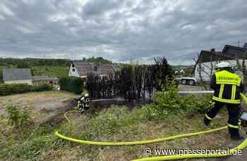 FW VG Westerburg: Tujahecke steht in Flammen - Rauchsäule von weitem sichtbar