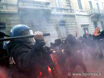 Scontri al corteo contro il "Remigration Summit": petardi contro la polizia e fischi a Sala