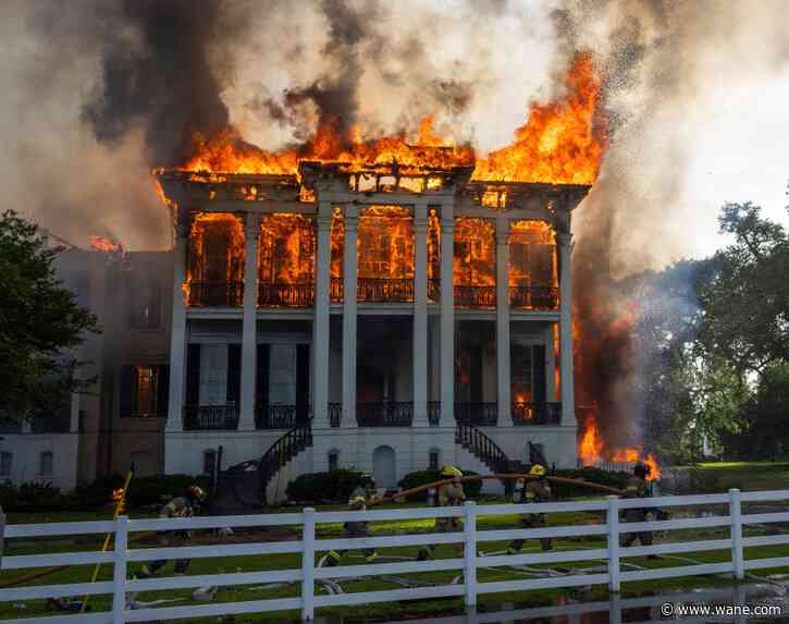 Fire destroys a sprawling mansion on a former Louisiana sugar plantation