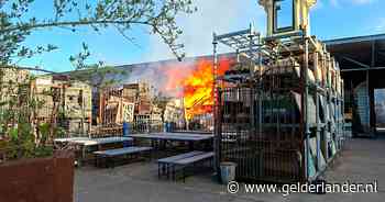 Zeer grote brand in Eemnes, veiligheidsregio roept op ‘niet te komen kijken’