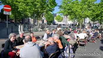 Wijk Willibrordus geniet aan Langste Tafel: "Gezellig samen zijn en de drukke, drukke Kerkstraat het zwijgen opleggen"