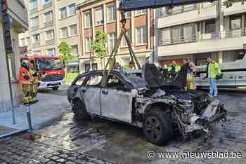 Auto vat plots vuur en brandt volledig uit in centrum Kortrijk