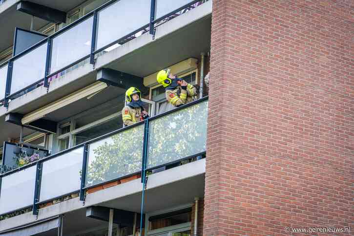 Brand tussen etages van flatgebouw in Arnhem moeilijk te bereiken