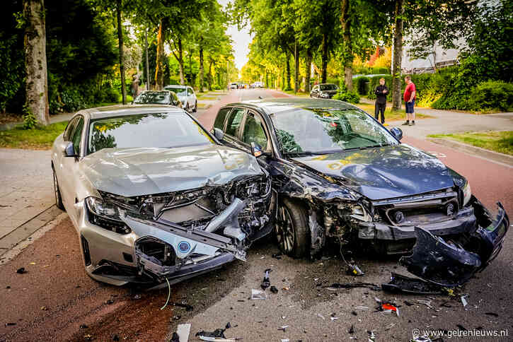 Flinke ravage na ongeluk tussen twee auto’s