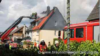 Dachstuhlbrand im Kreis Gifhorn: Feuerwehr im Großeinsatz