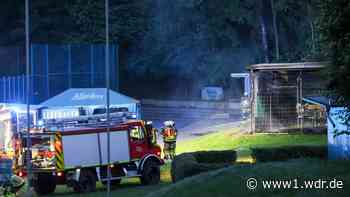 Brand Solingen: Baseballkäfig in Flammen