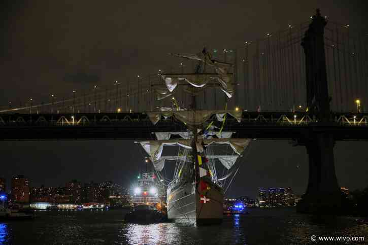 Mexican tall ship strikes Brooklyn Bridge, snapping masts and injuring sailors
