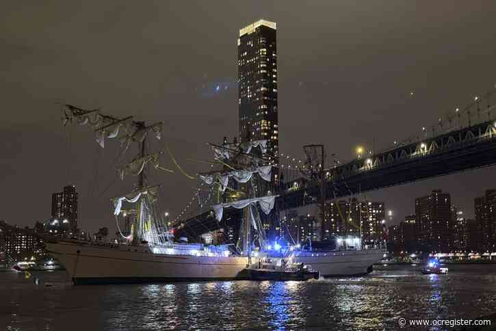 Mexican navy sailing ship hits Brooklyn Bridge