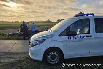 Wagen belandt in gracht, 2 personen naar het ziekenhuis