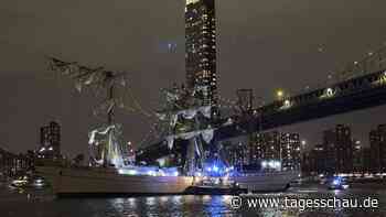 Schiff der mexikanischen Marine rammt Brooklyn Bridge in New York