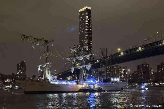 Mexican navy training vessel hits New York’s Brooklyn Bridge