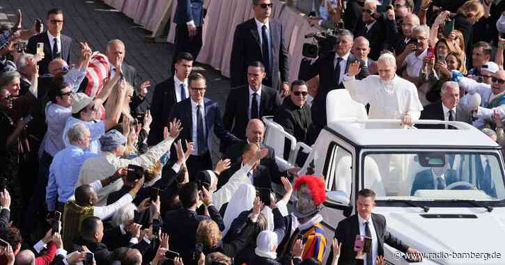 Papst Leo erstmals mit Papamobil auf Petersplatz
