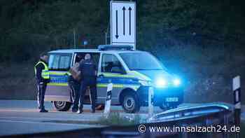 Wilde Verfolgungsjagd endet auf Erdwall: Flüchteten Geldautomatensprenger vor der Polizei?