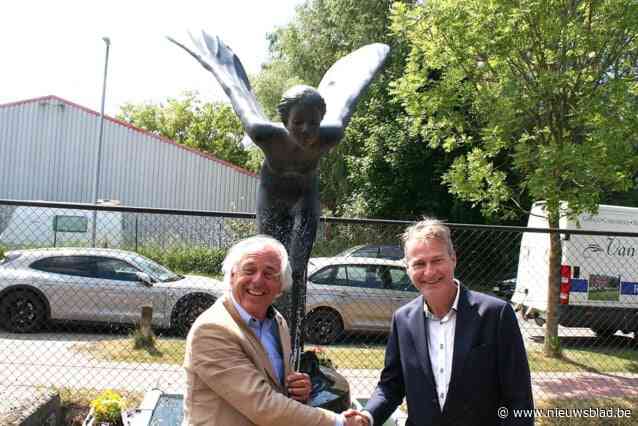 “Rolls-Royces van koningin Elisabeth en Mel Gibson staan in onze showroom”: Paul (71) zet passie voor auto’s in de verf met onthulling kunstwerk