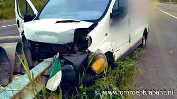 Bestelbus rijdt vol op beginpunt van vangrail
