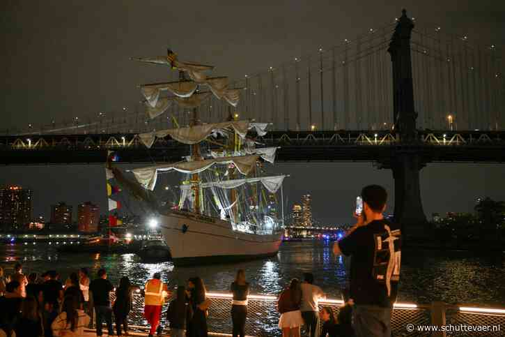 Masten van Tall Ship Cuauhtemoc breken af na aanvaring met Brooklyn Bridge, minstens twee doden tot gevolg