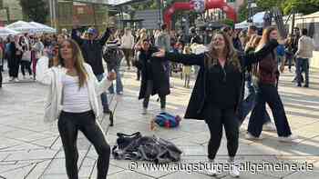Bei bestem Wetter und ohne Gedränge: Beim Stadtfest wird geschwätzt, getanzt und auch geschuftet