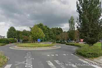 Vrouw (71) stapt wagen in met glas te veel op en rijdt twee auto’s aan: drie personen naar ziekenhuis