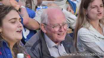 80-jarige Guido zingt en drinkt mee tijdens beiaardcantus in Lommel: “Of ik de jeugd kan volgen? Dat ze maar oppassen”