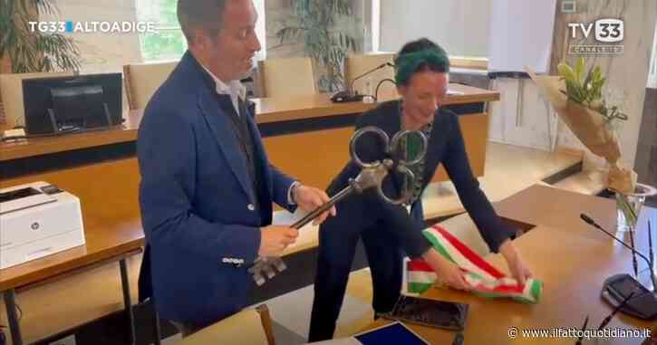 La neo sindaca di Merano si toglie la fascia tricolore durante l’insediamento. Le critiche: “Disprezzo istituzionale”