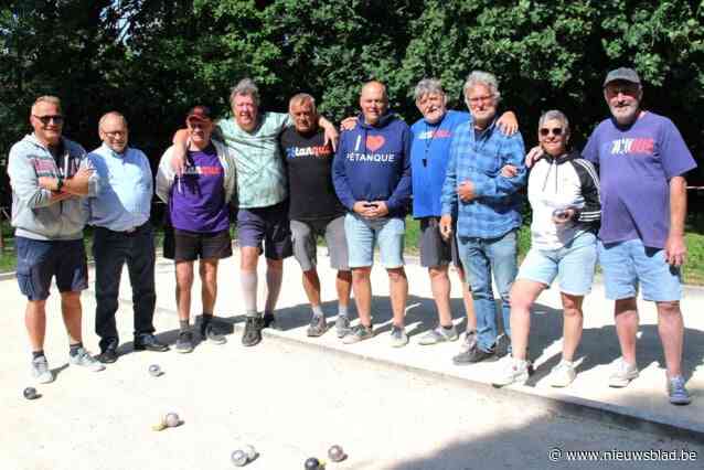 Actieve senioren spelen petanque op gemeentelijk speelplein