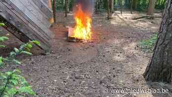 Vandalen stichten brand en beschadigen speeltoren in speelbos: “Kan bijna niet geloven dat jongeren dit doen”