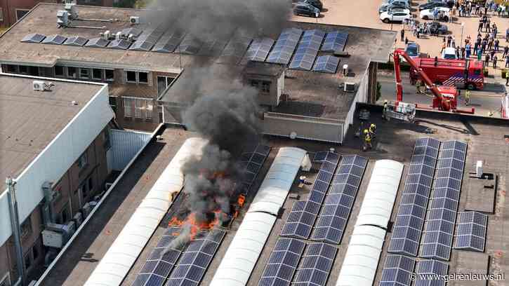 Zonnepanelen op dak in brand, brandweer voorkomt uitbreiding vuur