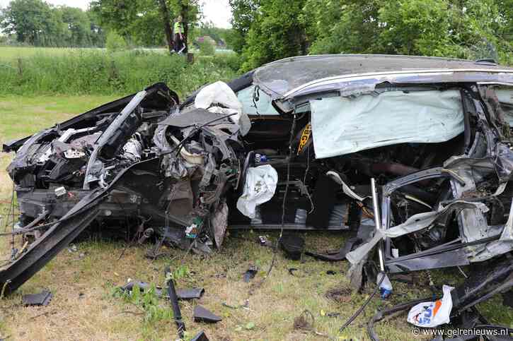 UPDATE: Auto rijdt boom omver en vliegt door tuin, bestuurder ernstig gewond