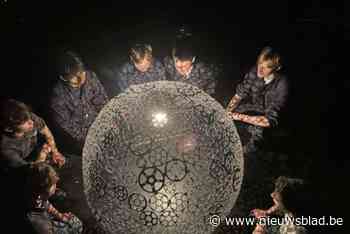 Leerlingen VTI eren keizer Kamiel met uniek standbeeld