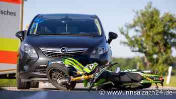 Motorrad kracht bei Palling in Ford – Bikerin stürzt in Gegenverkehr und hat Riesen-Schutzengel