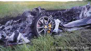Sportwagen schleudert über Autobahn: Luxus-Ferrari nur noch Schrott - Insassen schwer verletzt