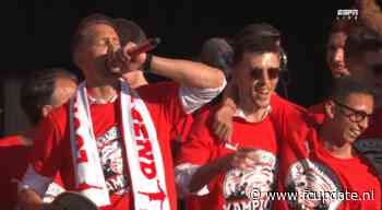 De Jong komt tijdens huldiging met boodschap voor Koeman