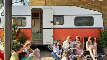 Basisschool Land van Nu in Deurne heeft voortaan kleurrijke leescaravan