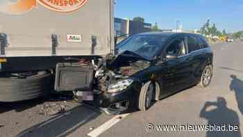 Auto rijdt achteraan in op vrachtwagen: bestuurder naar het ziekenhuis