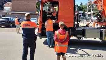 Leerlingen krijgen les over dodehoekongevallen en mogen zelf eens in vrachtwagencabine kruipen
