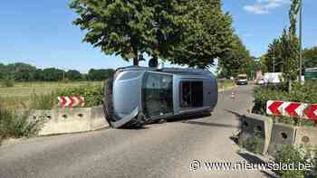 Auto knalt op wegversmalling en belandt op zijkant in Wommelgem