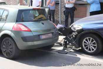 Twee geparkeerde wagens geraakt bij ongeval