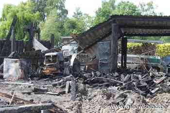 Paul (67) ziet al zijn werkmateriaal in vlammen opgaan nadat loods uitbrandt: “Gelukkig kon ik onze auto’s nog verplaatsen”