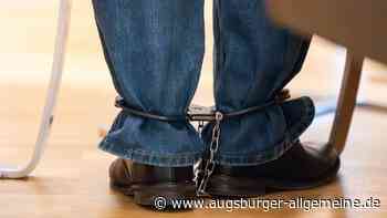 Rentner in Fußfesseln vor Gericht: Einblicke in die Reichsbürger-Szene